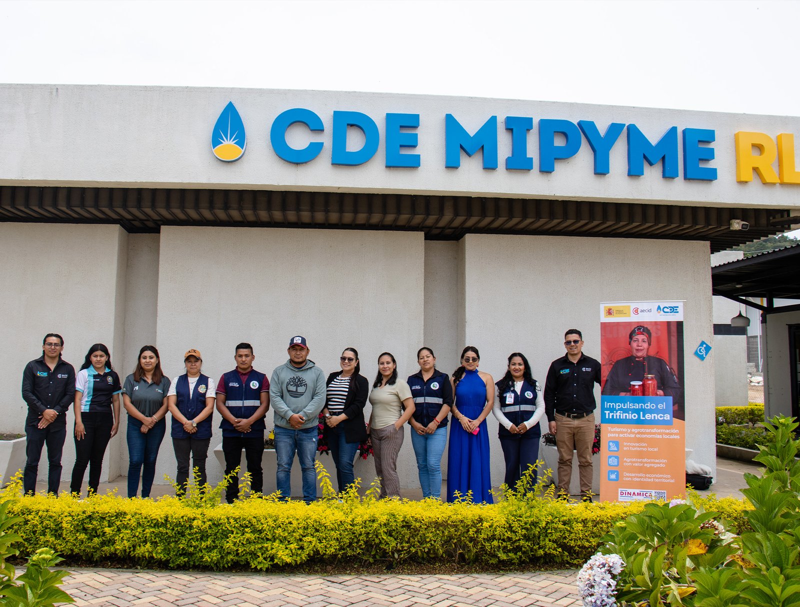 Equipo del proyecto DINÁMICA frente al CDE MIPYME Región Lempa